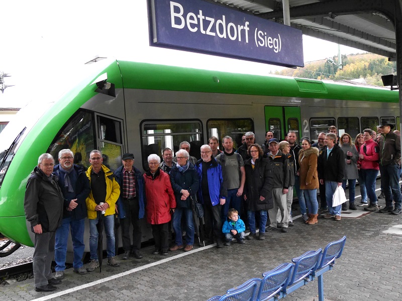 Vor der Abfahrt in Betzdorf stellte sich der grte Teil der Reisegruppe gemeinsam mit dem 1. ersten Vorsitzenden, Thomas Blecker (3.v.l.) und seinem Stellvertreter, Rudolf Krist (2. v.l.) dem Fotografen. (Foto: Monika Georg)