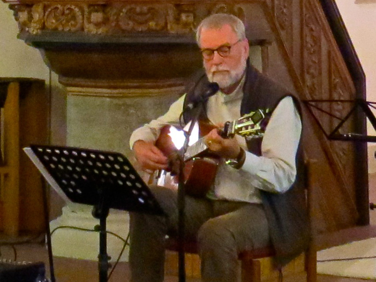 Dr. Peter Thomas musiziert in der Birnbacher Kirche. (Foto: Veranstalter)