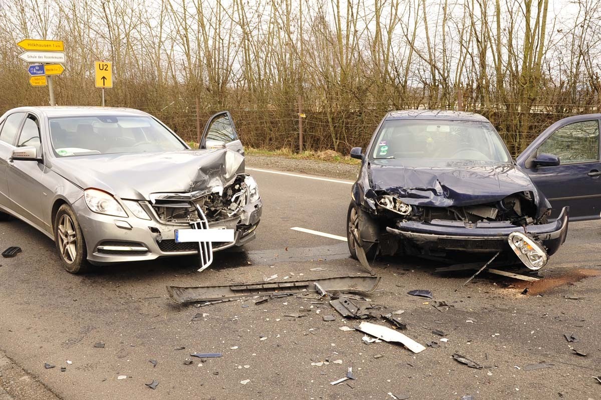 AKTUALISIERT: Zwei Verletzte bei schwerem Unfall auf der B8 in der Ortslage Birnbach