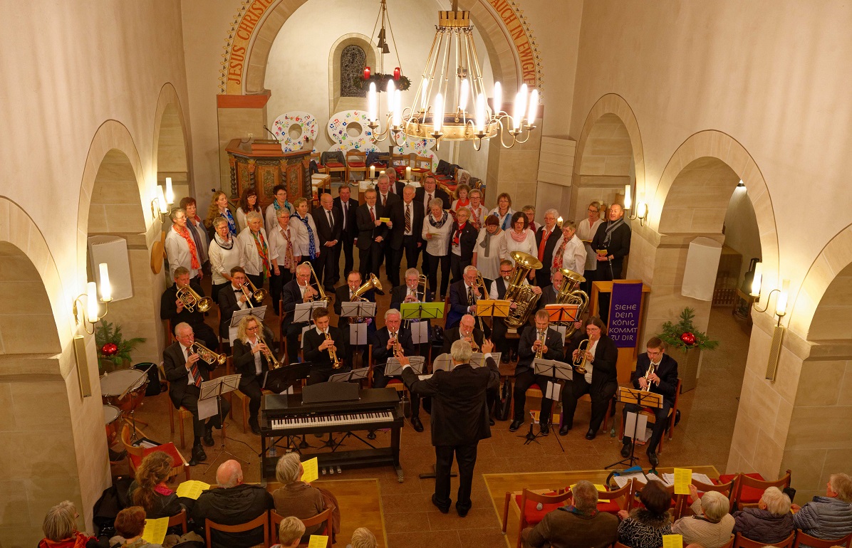 Der Kirchenchor und der Posaunenchor (Foto: Posaunenchor Birnbach)