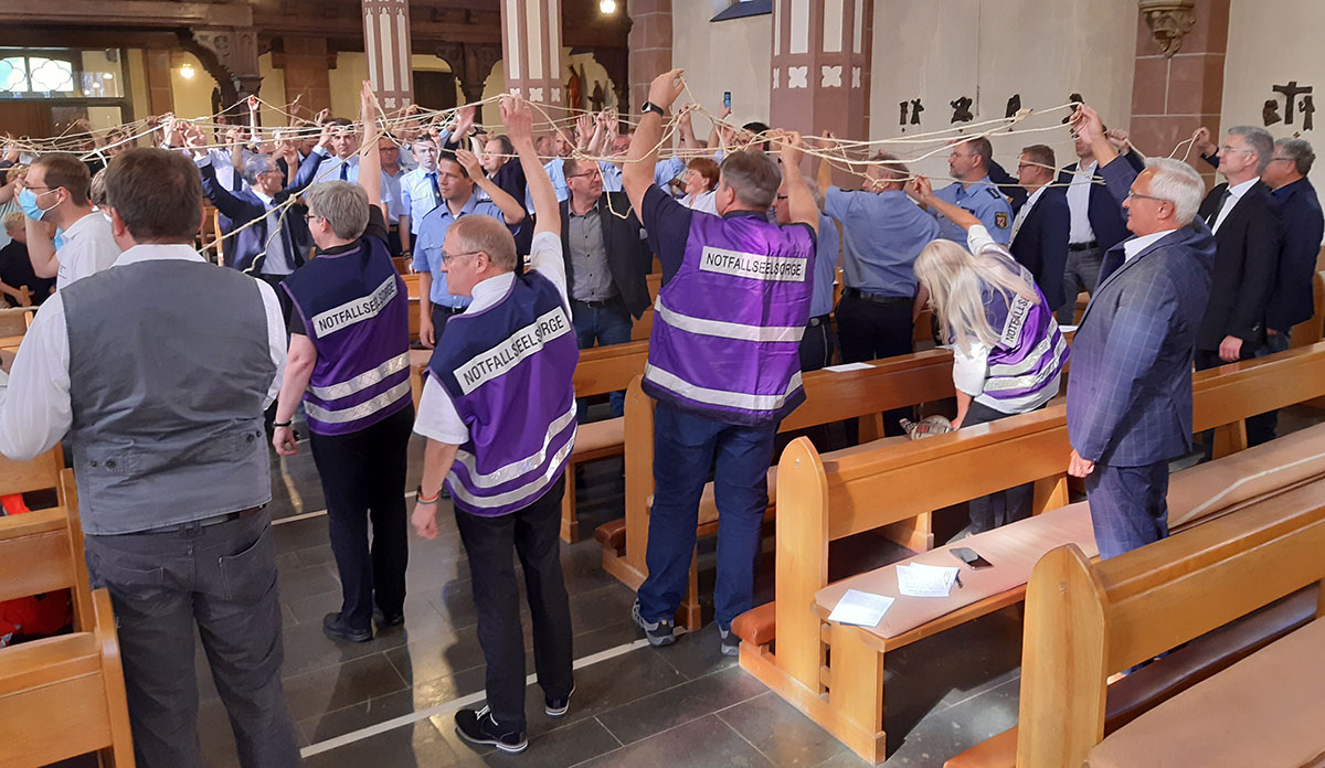 In Gedenken an die Flutkatastrophe hat sich die Blaulichtfamilie in Neustadt zu einem Gottesdienst getroffen. (Foto: Kreisverwaltung Neuwied) 