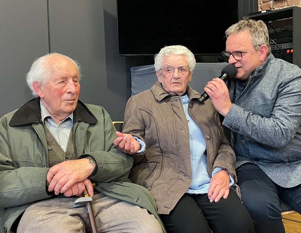 Hildegard Schmitz und Karl Thmmes mit Brgermeiste Berno Neuhoff im Gesprch whrend der Gedenkfeier zum 80. Jahrestag der Bombadierung Wissens. (Fotos: Katharina Behner)