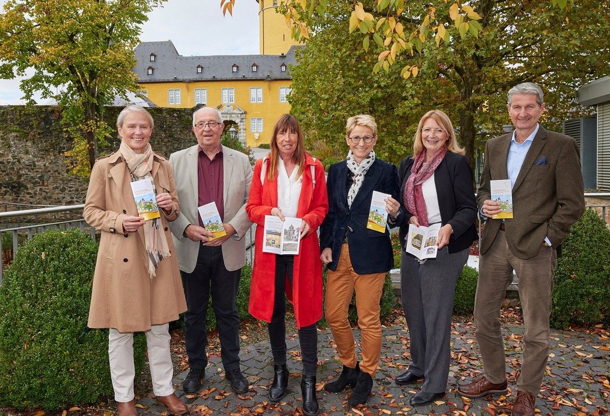 Prsentieren das neue Schloss-Booklet: Stadtbrgermeisterin Gabriele Wieland, Bernd Schrupp, Karin Maas, Dr. Yvonne Zimmermann, Ursula Pelzl, Ralf Kleinheinrich. (Foto: Nitz Fotografie Montabaur)