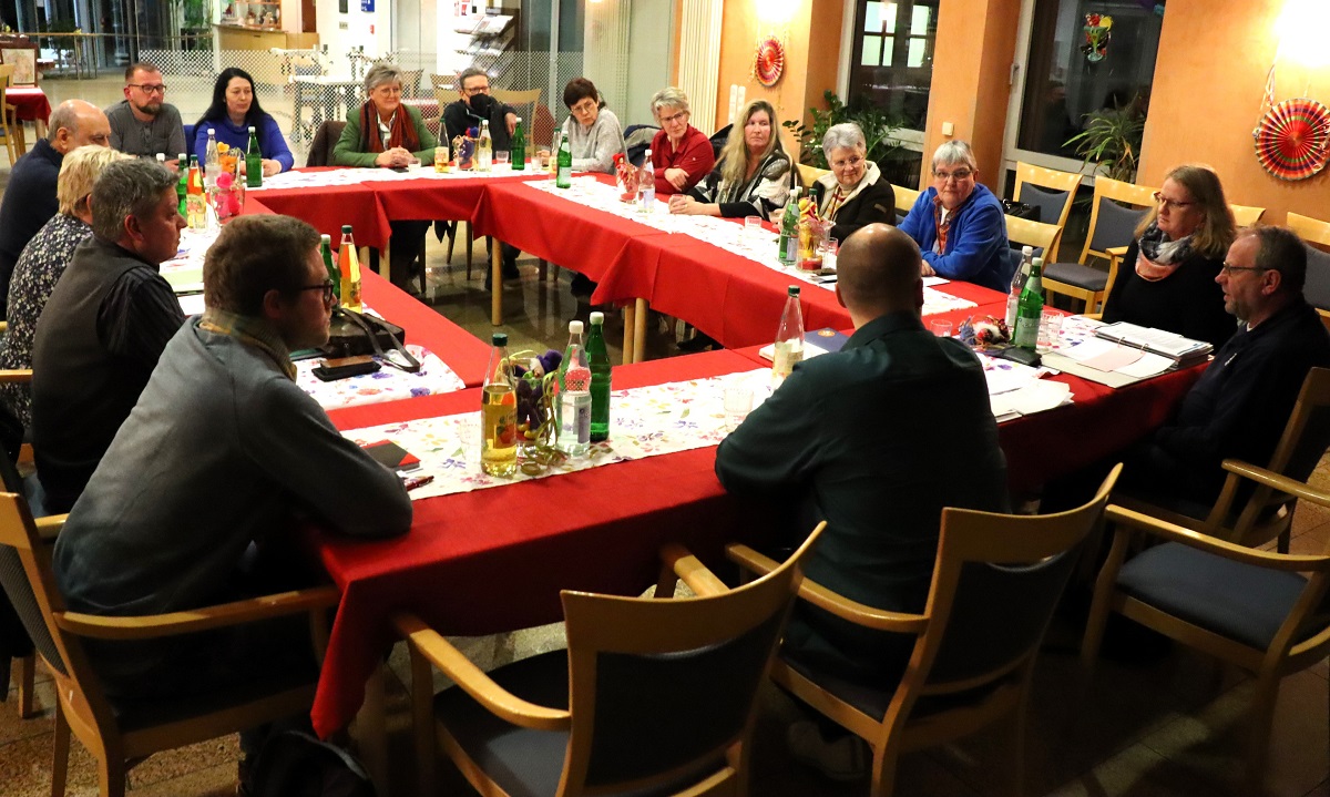 20 Fachleute und Boomer trafen sich im Ignatius-Ltschert-Haus im Buchfinkenland zur gelungen Premiere einer Gesprchsreihe rund um die Pflege der Boomergeneration. (Foto: Uli Schmidt)