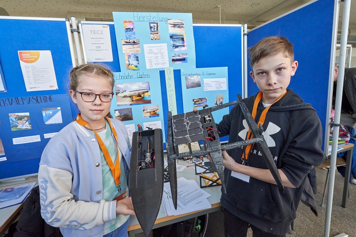 Lias Haas und Joy Wall von der Johanna-Loewenherz-Gesamtschule in Neuwied berzeugten die Jury mit ihrer Arbeit "Das grne Bootsprojekt" und erlangten damit den ersten Platz in der Kategorie Technik. (Fotos: Sascha Ditscher/evm)