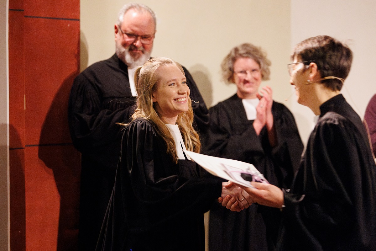 Prpstin Sabine Bertram-Schfer (rechts) beglckwnscht die neue Montabaurer Pfarrerin Ricarda Bosse zur Ordination. Mit ihr freuen sich Dekan Axel Wengenroth und Pfarrerin Monika Christ (hinten) aus Hhr-Grenzhausen, wo Ricarda Bosse ihr Vikariat absolvierte. (Foto: Peter Bongard)