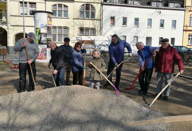 Fleiige Helfer bringen Boulebahn auf Vordermann 