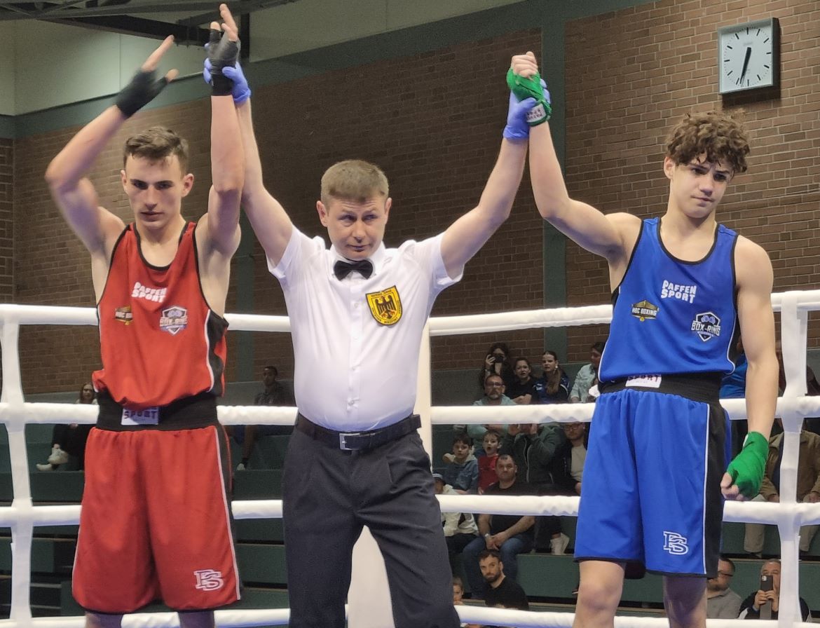 Fr das einzige Remis sorgten Maximus Keller (links) und Manuel von Strnck (rechts), das Ringrichter Vitalij Maier kundtat. (Foto: vh) 