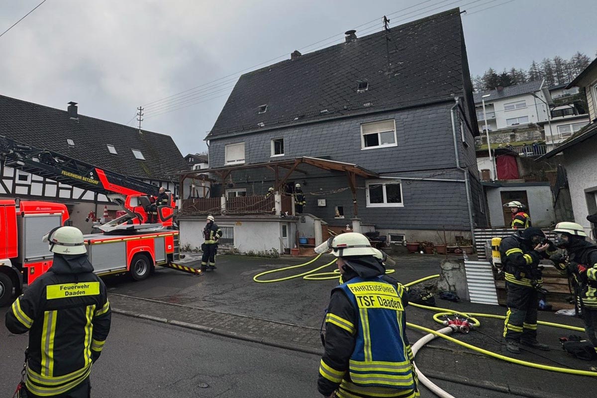 Kaminbrand in Daaden forderte Einsatzkrfte der Feuerwehren und weitere Hilfskrfte