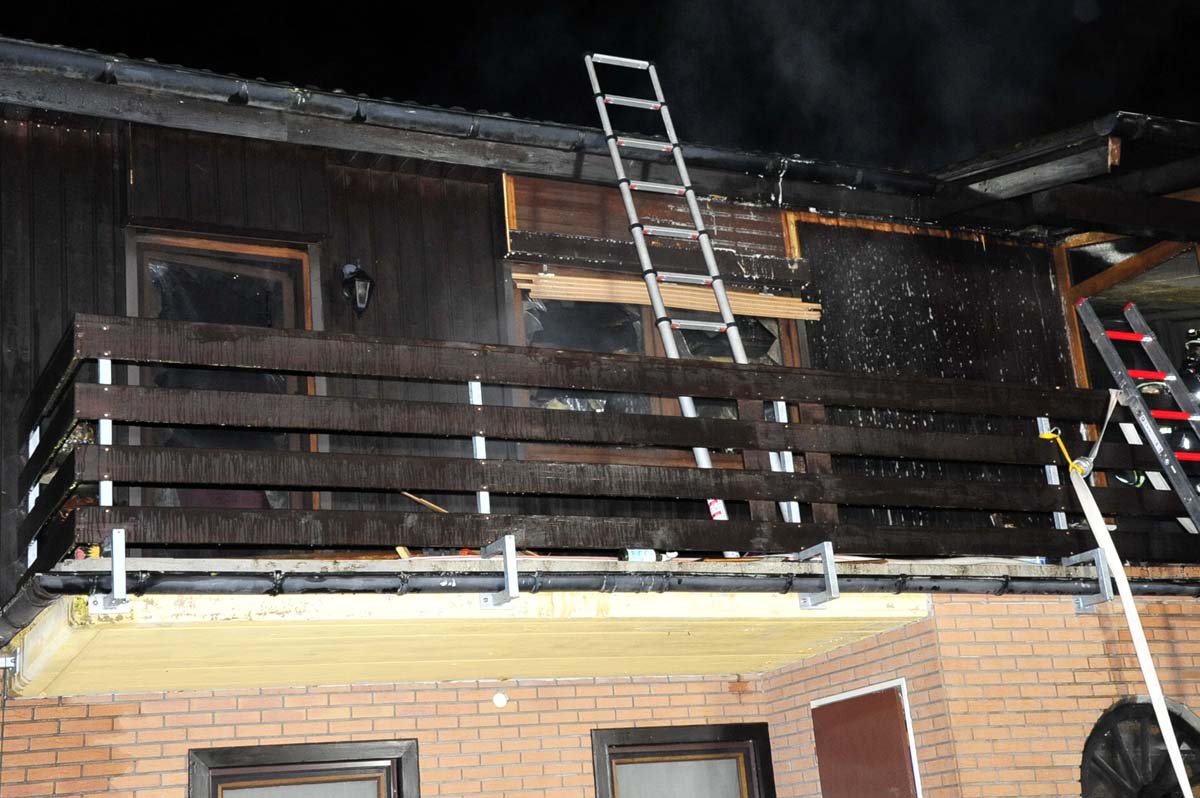 Zimmerbrand in Dttesfeld breitete sich aus  Groeinsatz der Feuerwehren erforderlich