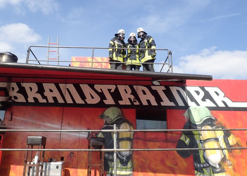 Wichtig und anstrengend: Ausbildung im Brandcontainer. Fotos: Feuerwehr