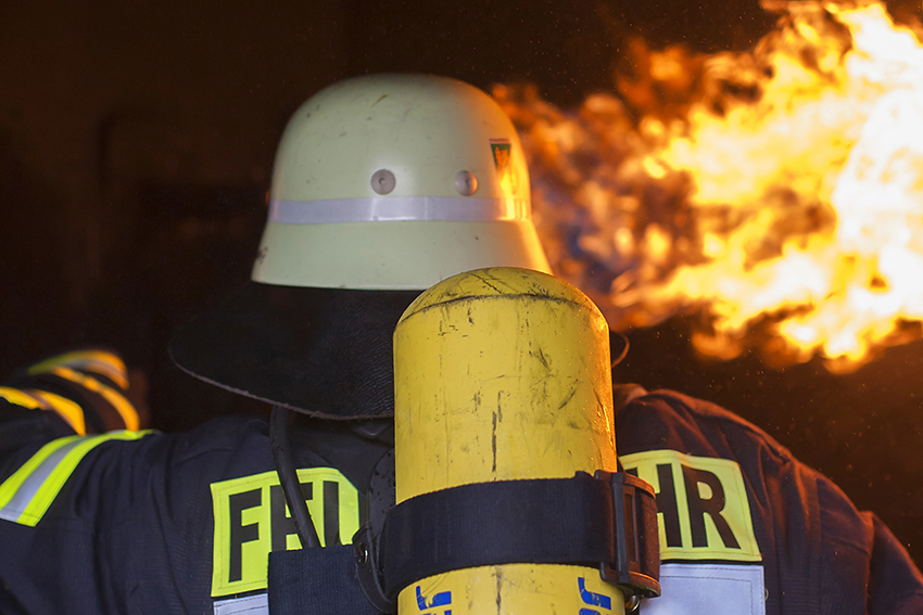 Feuerwehrleute ben im Brandcontainer fr den Ernstfall