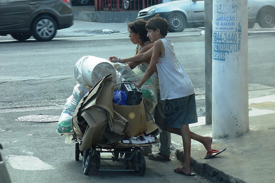 Wenn alleinerziehende Mtter in den Favelas von So Paulo ihren Beruf an den Nagel hngen mssen, weil die Betreuung ihrer Kinder nicht gesichert ist, droht den Familien schlimmste Armut. Was dann noch bleibt ist, sich den Lebensunterhalt durch Prostitution oder das Sammeln von Mll zu verdienen. Fotos: privat