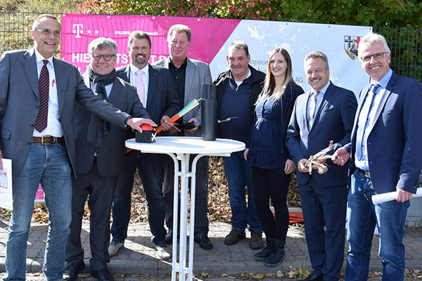 Auf dem Bild v.l.: Winfried Moser (Regionalmanager der Deutschen Telekom), Kreisbeigeordneter Michael Mahlert, Michael Christ, Horst Rasbach, Wolfgang Theis, Lisa Schubert KV Neuwied, Hans-Werner Breithausen und Manfred Rasbach KV Stabsstelle Digitalisierung. Foto: pr