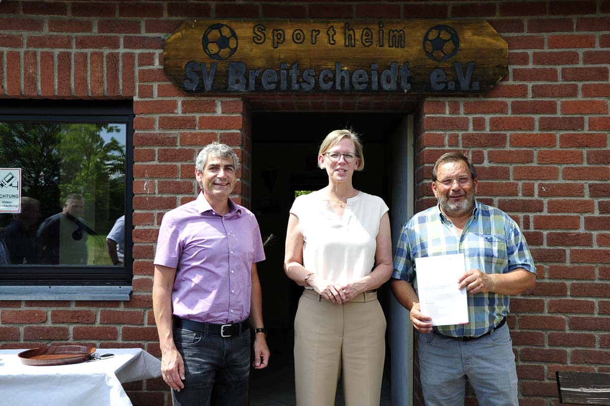 Brgermeister Henrich, Simone Schneider und Helmut Rtzel (v. Li.) vor dem Sportlerheim (Bilder: kk)