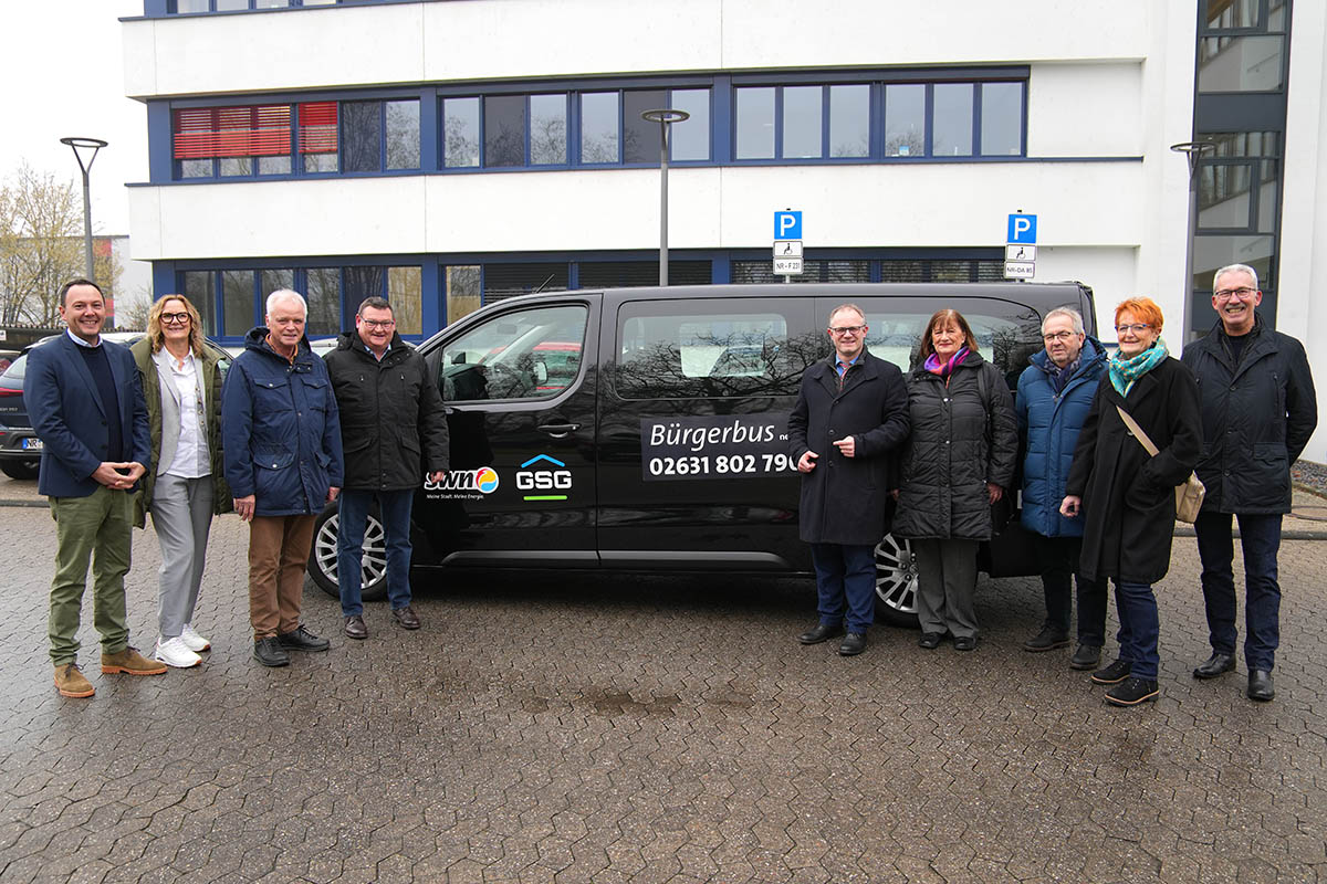 Ziehen positive Zwischenbilanz: Oberbrgermeister Jan Einig (5. von rechts), David Meurer, Geschftsfhrer der GSG (1. von links), Stefan Herschbach, Geschftsfhrer der SWN (4. von links) sowie Benita Roos, Stadtverwaltung Neuwied (2. von links), und der Vorstand des Seniorenbeirats. Foto: Melanie Lange