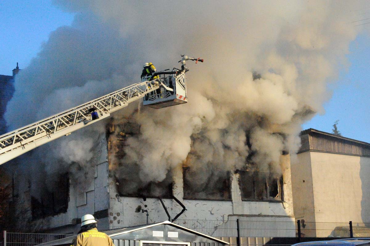 AKTUALISIERT - Gebudebrand in Bruchertseifen: Zahlreiche Rettungskrfte waren im Einsatz