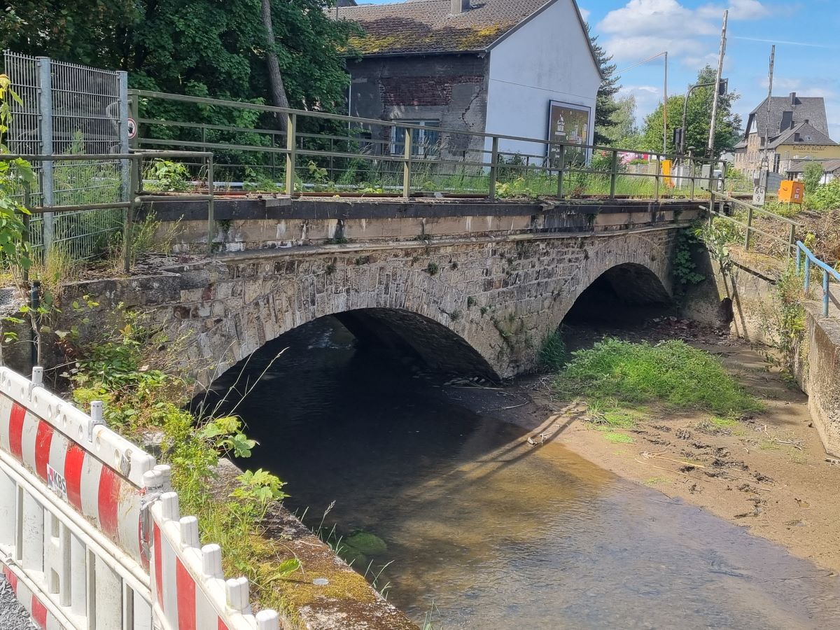 Wahrlich in die Jahre gekommen ist die Eisenbahnbrcke ber den Quengelbach in der Nhe der Jugendkunstschule in Altenkirchen. (Foto: vh)