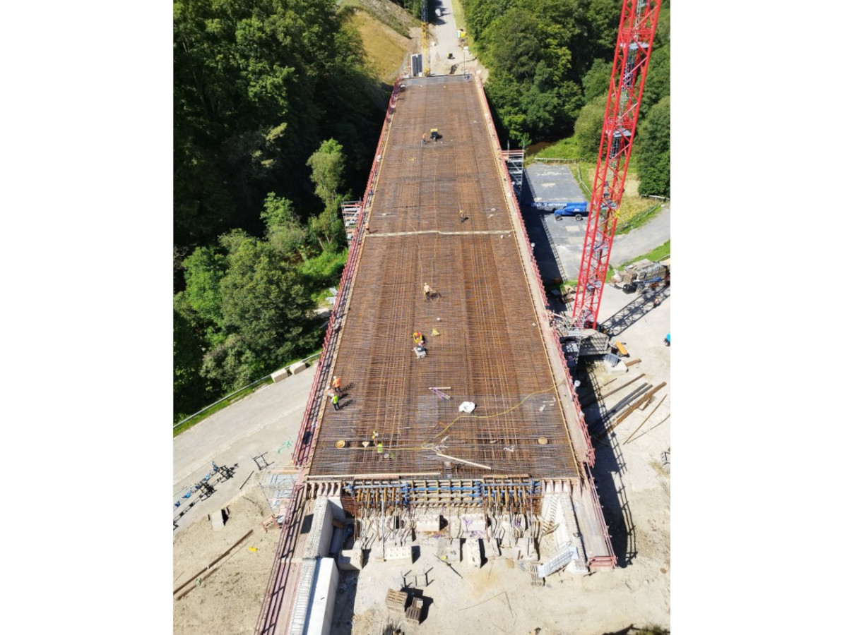 Grobaustelle an der B 414: Talbrcke bei Nister erhlt neuen berbau