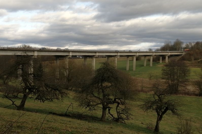 Auf eine Lnge von 335 Meter bringt es die Lehwiesetalbrcke im Verlauf der Altenkirchener Umgehungsstrae zwischen den Anschlssen Kump- und Siegener Strae. (Foto: hak)
