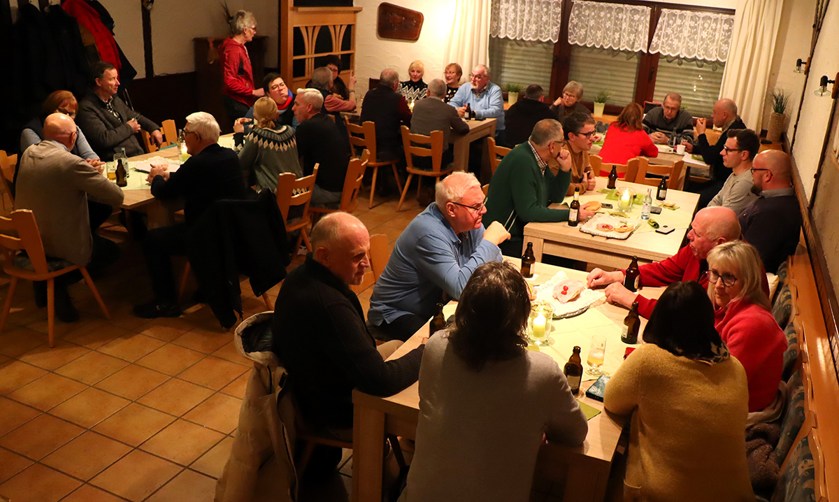 Die Gaststtte Zum grnen Baum in Horbach war bis auf den letzten Platz bei der JHV des Westerwald-Vereins Buchfinkenland besetzt  aber (noch) will niemand Verantwortung im Vorstand bernehmen. Foto: Uli Schmidt