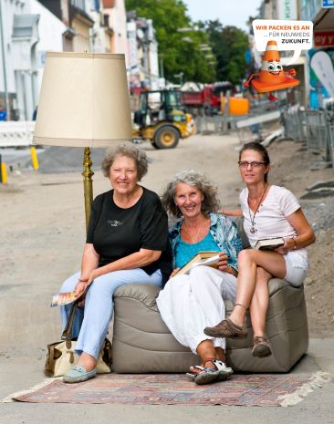 Ilse Wichmann, Ursula Koch und Hannelore Steimel machen es sich vor der Baustelle gemtlich. Foto: privat