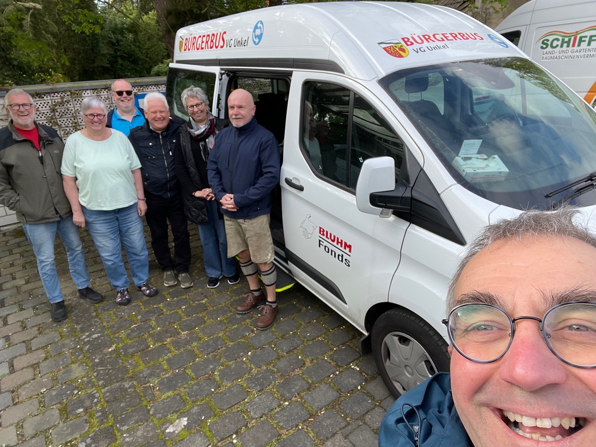 Die Fahrer des Brgerbusses der Verbandsgemeinde Unkel mit Roswitha Rosenmller, GemeindeschwesterPlus (Foto: Holger Diedenhofen)