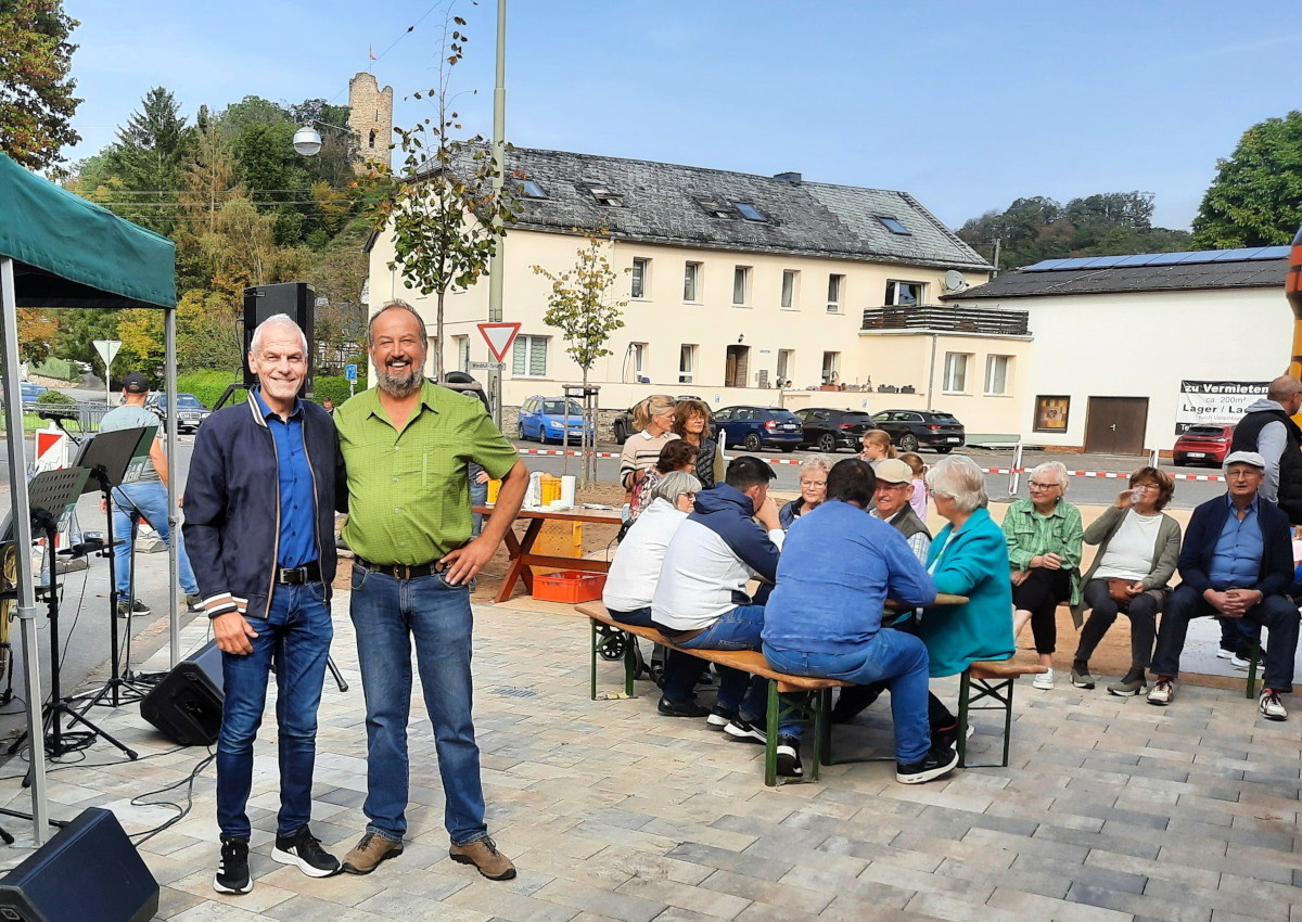 Im Herzen von Burglahr: Einweihung des neuen Dorfplatzes gert zum Dorffest