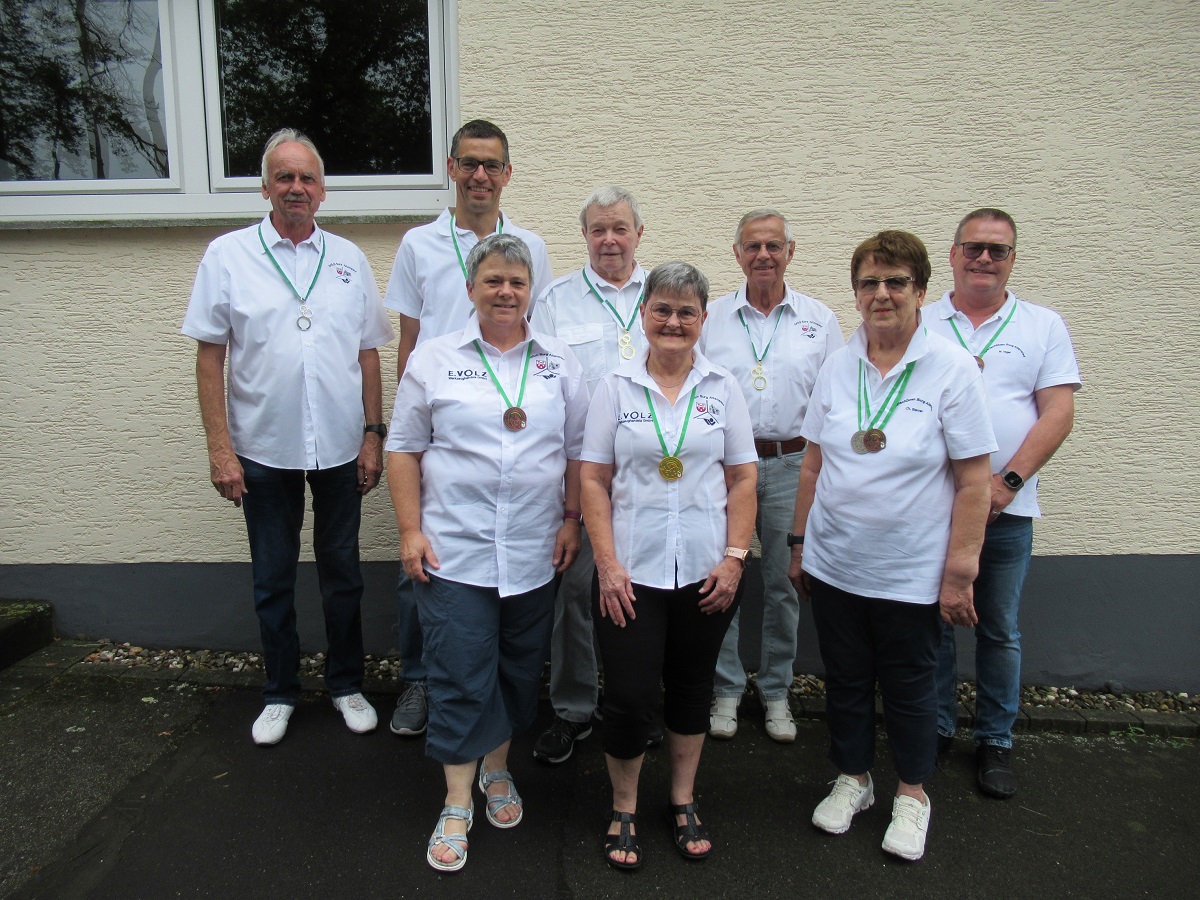 Hinten v.l. Peter Jelinski, Karsten Hahn, Hans Stauf, Hanspeter Wester, Mike Vogel. Vorne v.l. Iris Zwick, Margarete Meuer, Christa Sterzer). (Foto: Hans Hartenfels)