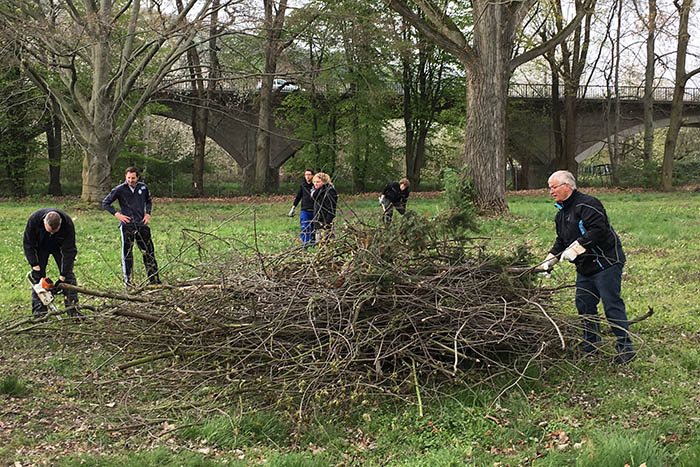 Der Brgerpark war auch beim Frhjahrsputz 2019 im Blickfeld vieler fleiiger Hnde ehrenamtlicher Helfer, die beim Aufrumen krftig mit anpackten. Foto: Thomas Herschbach