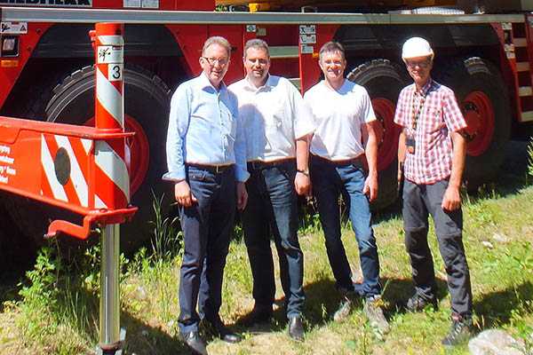 Zum Baubeginn trafen sich an der Burgruine (v.li.) CDU-Bundestagsabgeordneter Erwin Rddel, der Asbacher CDU-Brgermeisterkandidat Michael Christ, Bauleitender Architekt Ulrich Neifer und Bauingenieur Martin Bernhardt. Foto: Reinhard Vanderfuhr / Bro Rddel 