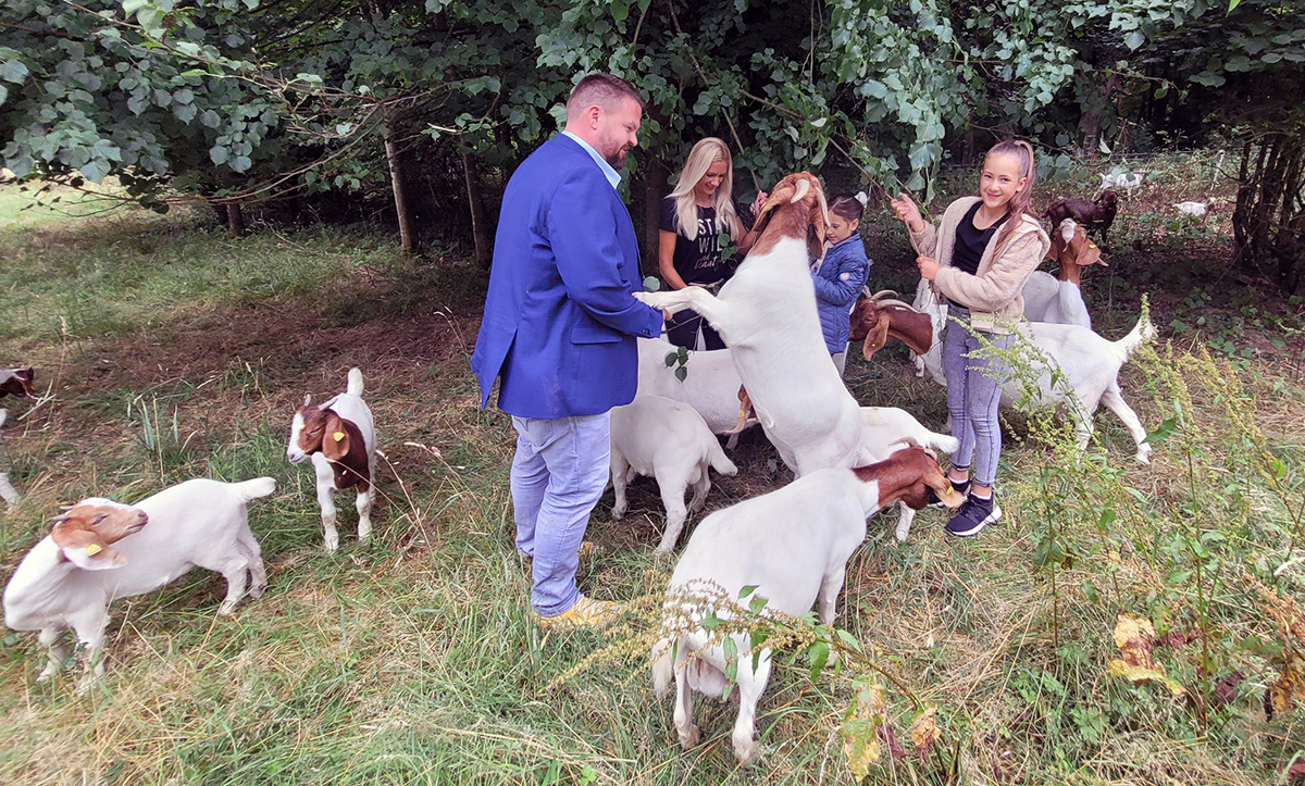 Brgermeister Christoph Mohr und die Familie Deurer beim Fttern der Tiere mit Zweigen. (Fotos: Stadt Bendorf)