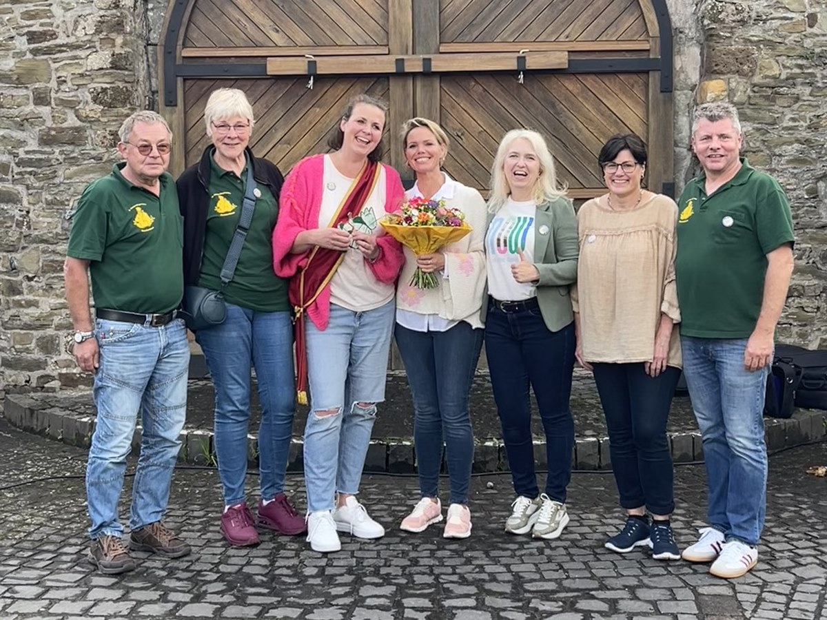 Der Vorstand des Rheinbreitbacher Brgervereins mit dem Kniginnenpaar (v.l.): Klaus und Heike Dobbelog, die Brgerknigin Jasmin Coppeneur, Eva Schmitz als Knigin, Lenka Voussem, Birgit Piela und Jrgen Kirsch (Foto: Lenka Voussem/Brgerverein Rheinbreitbach).