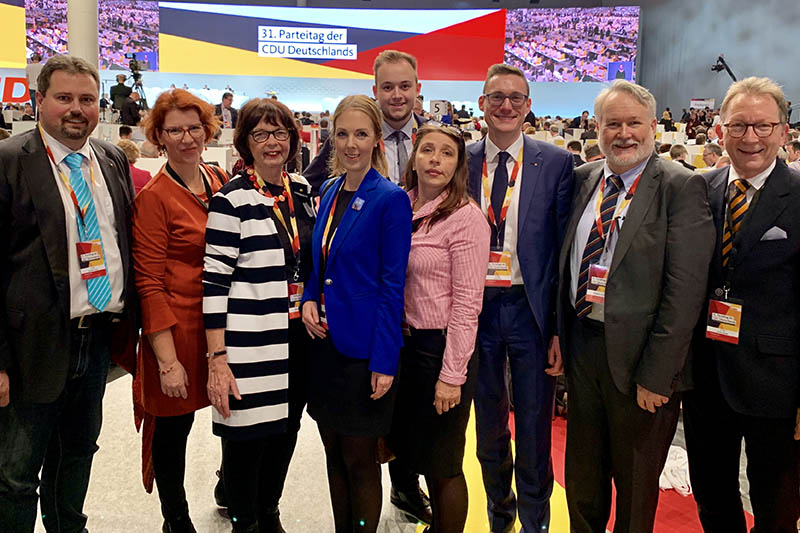 Beim CDU-Bundesparteitag in Hamburg waren aus dem Kreisverband Neuwied dabei Michael Christ, Monika Lamerz, Gisela Stahl, Ellen Demuth, Pierre Fischer, Michaela Woermann, Jrg Rder, Wolfgang von Keitz und Erwin Rddel (von links). Foto: CDU