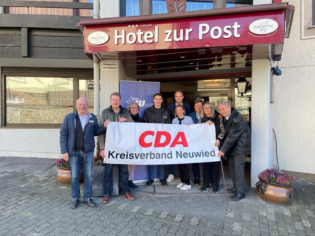 Die Vertreter von Junger Union und CDA: V.l. Werner Hammes, Christoph Menzenbach, Roswitha Gottbeht, Dion Nebel, Pierre Fischer, Jenny Ferdinand, Norbert Faltin, Monika Krautscheid-Bosse, Joachim Herudek. (Foto: 