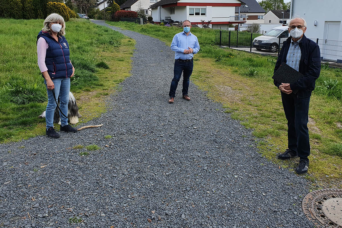 Von links: CDU-Vorstandsmitglied Bettina Wolf-Bez, Oberbrgermeister Jan Einig und den Ortsverbandsvorsitzenden Georg Schuhen auf dem schwer zu begehenden Schotterweg. Foto: CDU