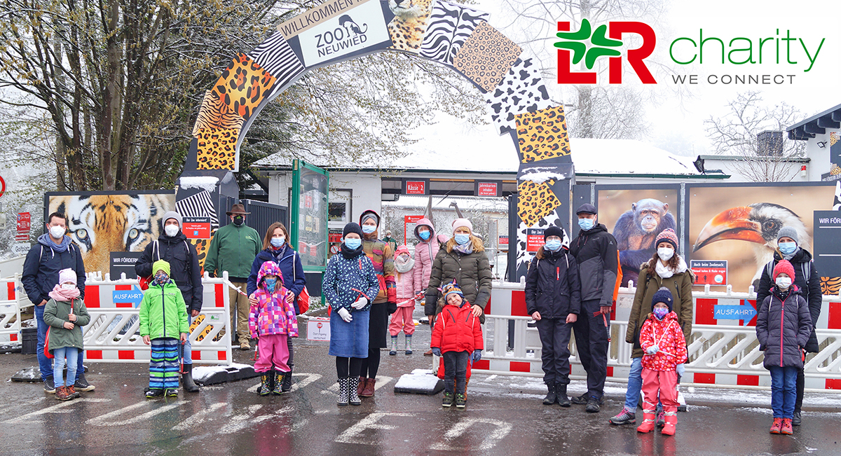 In den Startlchern: Die motivierten L&R Mitarbeiter*innen und deren Kinder vor der Pflanzung der Bume im Zoo Neuwied. Foto: Lohmann & Rauscher GmbH & CoKG