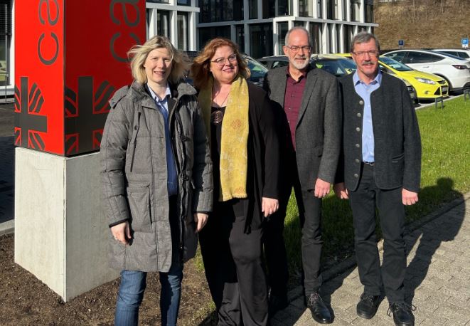 MdL Jenny Gro, Stefanie Krones, Frank Keler-Wei und Karl-Heinz Boll vor dem neuen Mietobjekt in der Bahnallee 16 in Montabaur (Foto: Caritas-Bezirksverband)