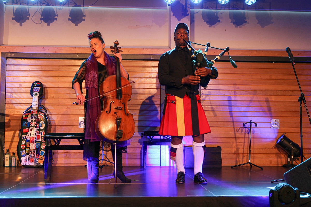 Das Musikkabarett-Duo "Carrington-Brown" trat am Landesmusikgymnasium Montabaur auf. (Foto: privat) 