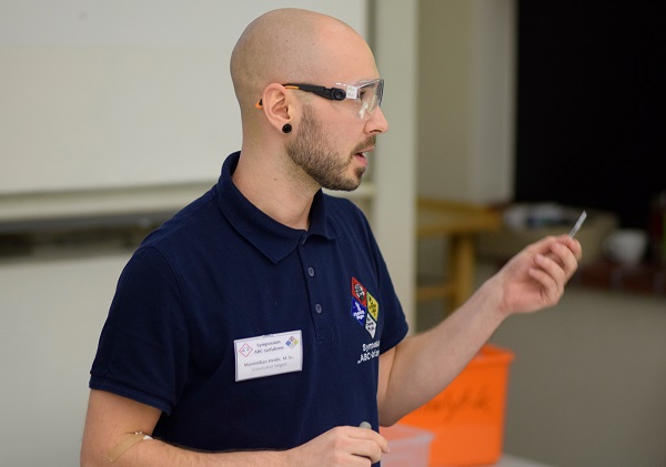 Maximilian Heide und Michael Heinelt zeigten bei ihrem Kurs Chemical Suicide, wie sich Einsatzkrfte bei einem Suizidfall durch Chemikalien verhalten mssen. (Foto: Uni Siegen)