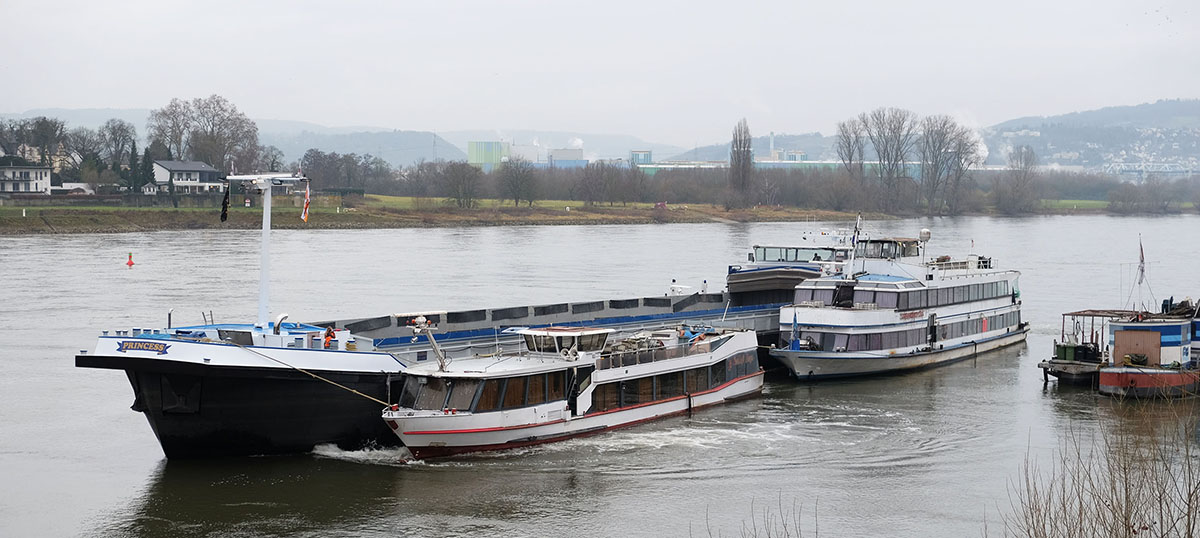 Stadt Neuwied lsst Schiffe und Anleger entfernen