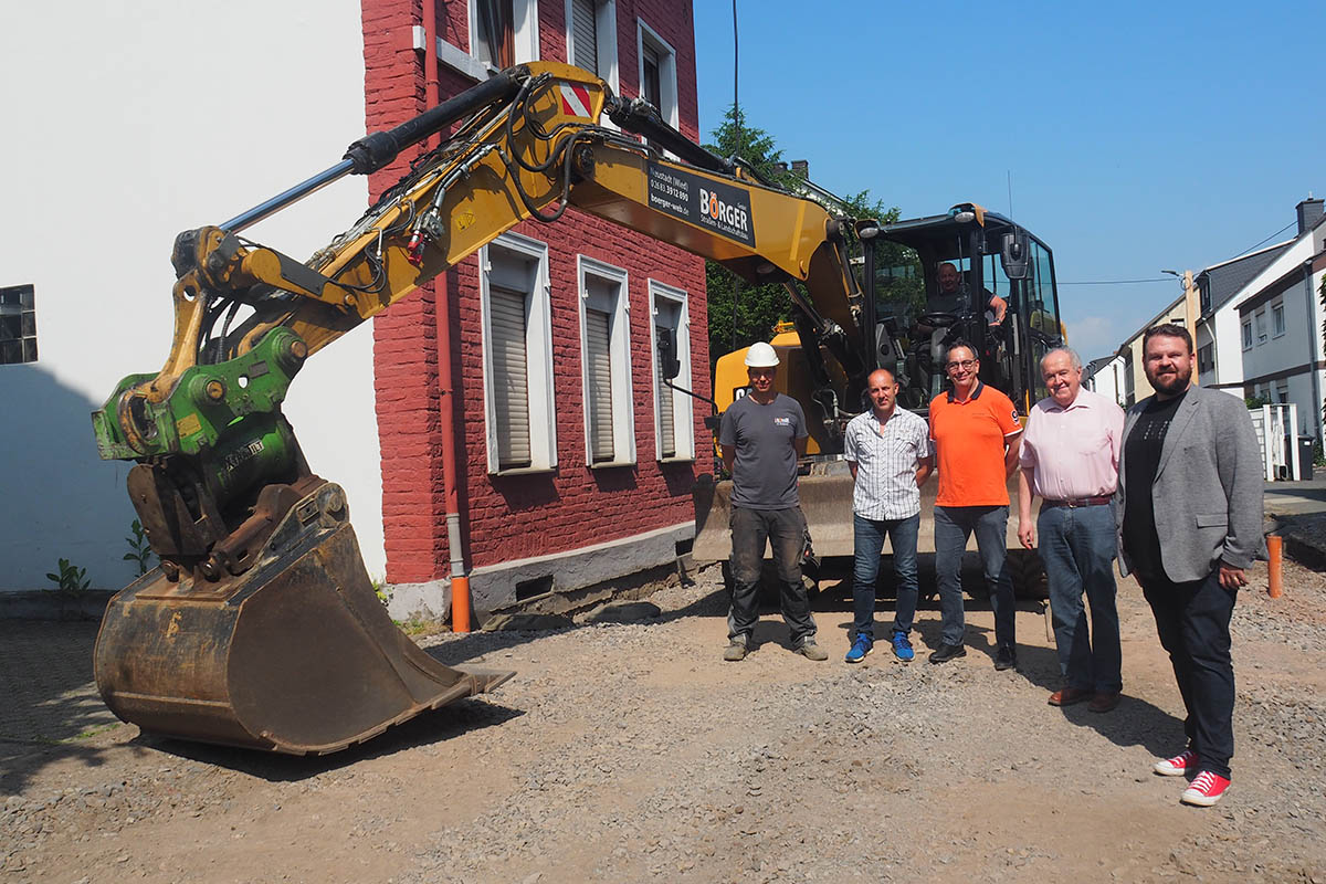 (v.l.n.r.): Markus Gutgesell von der Firma Brger, Dirk Schade von den Stadtwerken, Werkleiter Michael Stiren, Erster Beigeordneter Bernhard Wiemer und Brgermeister Christoph Mohr bei einem Ortstermin in der Concordiastrae. Foto. Stadt Bendorf