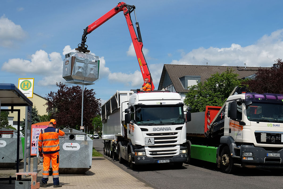 Zwei Mitarbeiter der Firma SUEZ tauschen per Kran die Glascontainer. Fotos: Stadt Neuwied