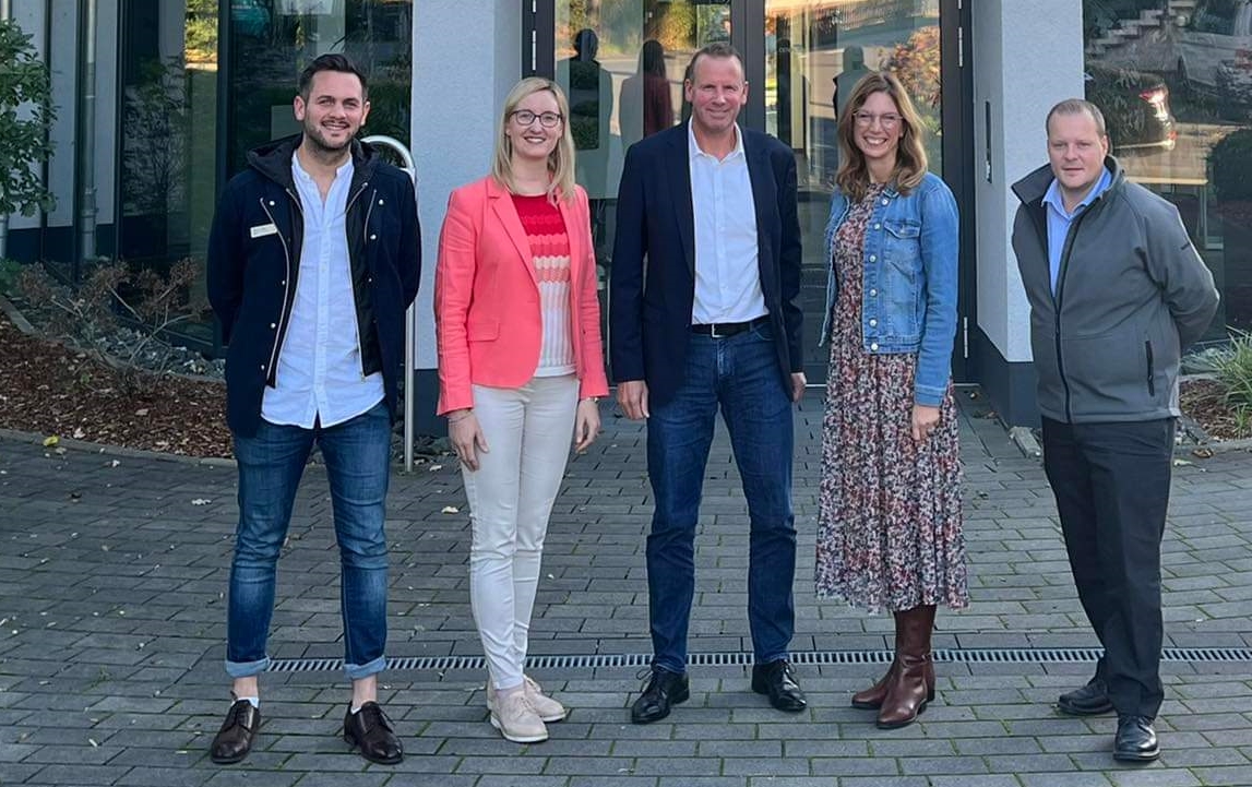 Marcel Stitz (Kreissprecher der Wirtschaftsjunioren Sieg-Westerwald), Kristina Kutting (Geschftsfhrerin der Wirtschaftsjunioren Sieg-Westerwald), Ralf Siefen (Geschftsfhrer der DC-Datacenter-Group GmbH), Sabine Btzing-Lichtenthler (stellvertretenden Fraktionsvorsitzenden der SPD-Landtagsfraktion) und Dominik Lukas (Vorstandsmitglied der Wirtschaftsjunioren Sieg-Westerwald)
(Foto: PM)