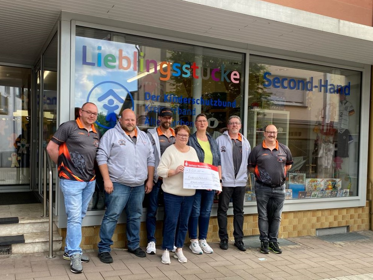 Grozgige Spende an den Kinderschutzbund Altenkirchen: Dart-Club Jaeger-Meister sammelt 3.500 Euro