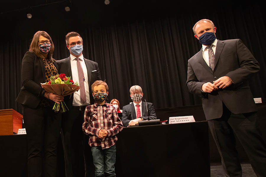 Peter Jung mit Ehefrau Jenny und Sohn Mats nach der Ernennung durch OB Jan Einig. Fotos: Eckhard Schwabe