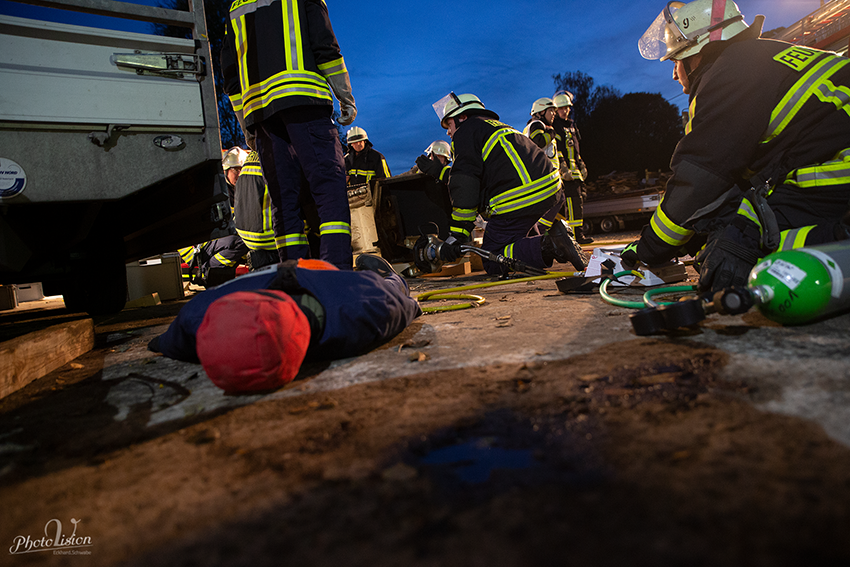 Feuerwehrleute retten eine eingeklemmte Person (Puppe). Fotos: Eckhard Schwabe, FW Neuwied