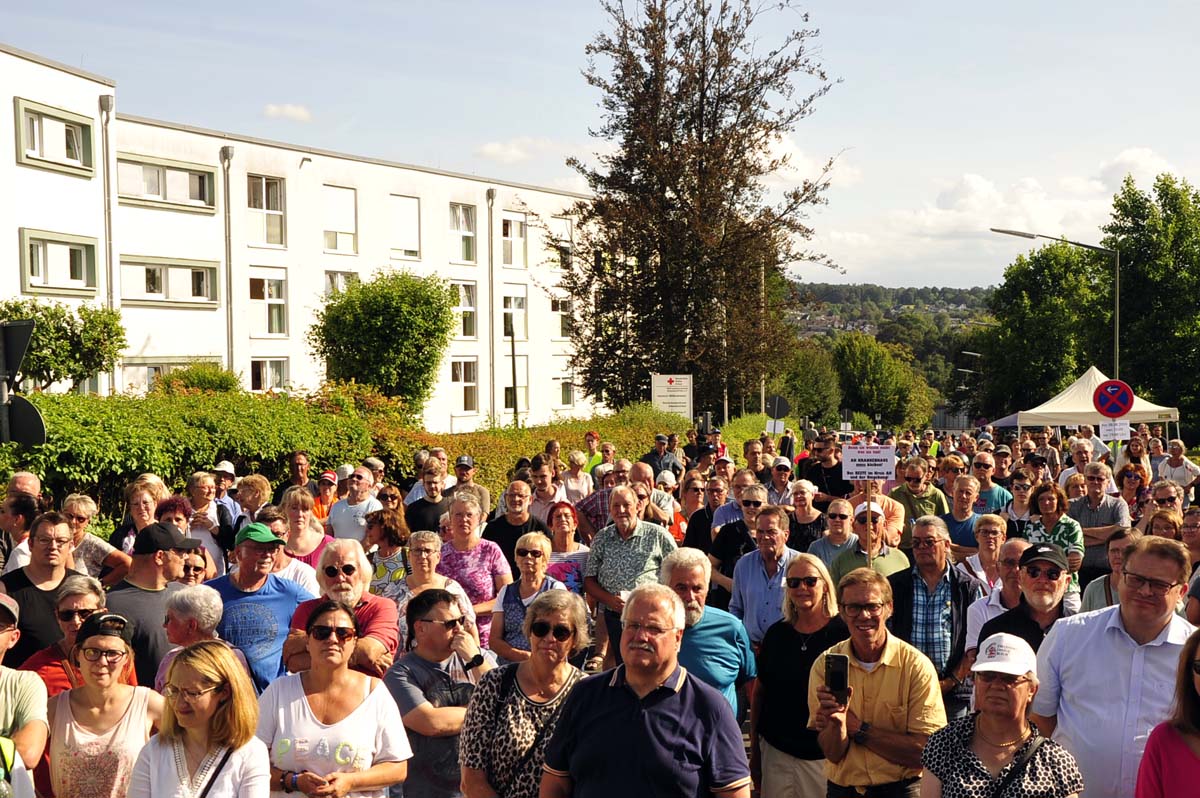 Mehrere hundert Menschen waren dem Aufruf zur Demo gefolgt (Bilder: kk)