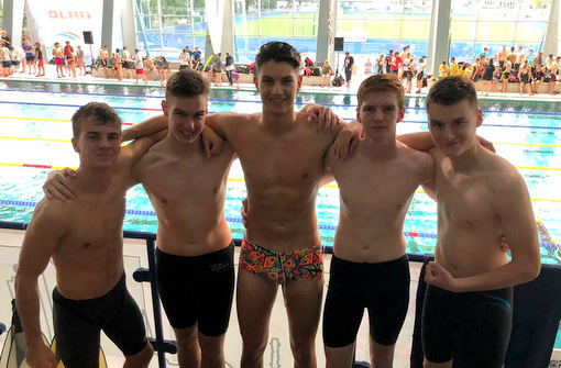 Das erfolgreiche Altenkirchener Team in der Schwimmhalle in Leipzig: (von links) Luca Tscharnezki, Noah Wendt, Jerome Osterkamp, Lucas Schneider und Max Enders. (Foto: Verein) 