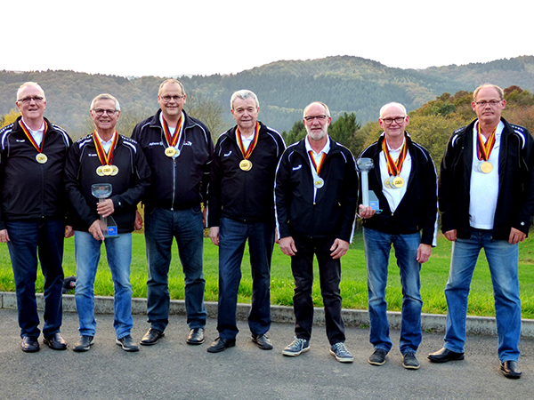 Die Medaillengewinner der SpSch Burg Altenwied auf ihrem bungsgelnde in Strauscheid mit (von links): Gnther Sterzer, Hanspeter Wester, Dirk Dahlhuser, Hans Stauf, Dieter Strunk, Otto Sonnenberg und Heribert Lodde. Foto: Hans Hartenfels